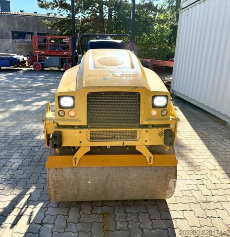 Jednovalcový valec CATERPILLAR CB2.7 / 2018 BJ / 845 H / 2.5 Tonnen