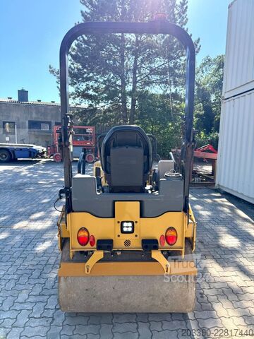 Jednovalcový valec CATERPILLAR CB2.7 / 2018 BJ / 845 H / 2.5 Tonnen