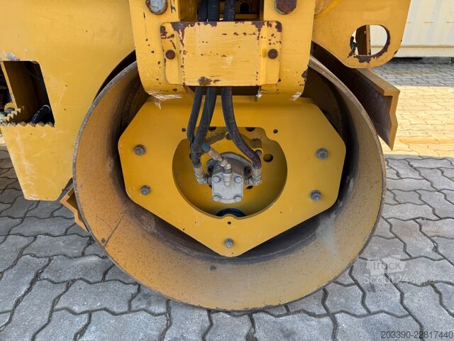 Jednovalcový valec CATERPILLAR CB2.7 / 2018 BJ / 845 H / 2.5 Tonnen