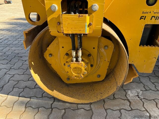 Jednovalcový valec CATERPILLAR CB2.7 / 2018 BJ / 845 H / 2.5 Tonnen