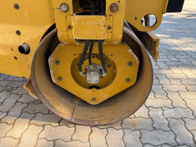 Jednovalcový valec CATERPILLAR CB2.7 / 2018 BJ / 845 H / 2.5 Tonnen