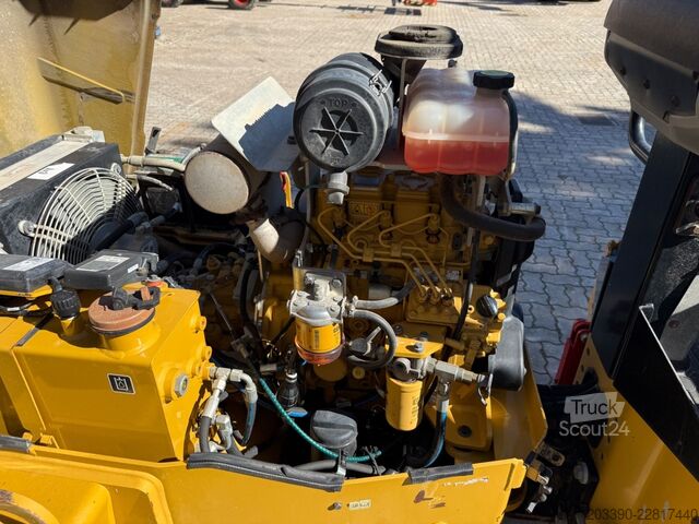 Jednovalcový valec CATERPILLAR CB2.7 / 2018 BJ / 845 H / 2.5 Tonnen