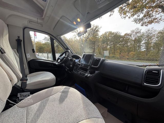 Ημιενσωματωμένο αυτοκινούμενο τροχόσπιτο CARADO T 447 pro+, 5. Sitzplatz, Hubbett, Digitalpaket