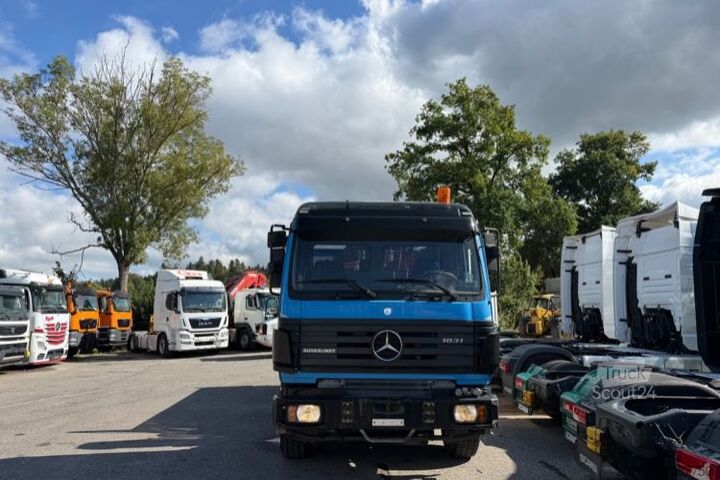 Macara montată pe camion MERCEDES-BENZ SK 1831 4x2 Fassi F105 Kipper