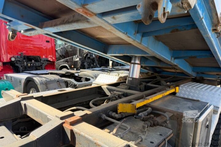 Macara montată pe camion MERCEDES-BENZ SK 1831 4x2 Fassi F105 Kipper