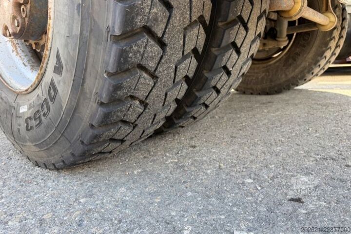 Macara montată pe camion MERCEDES-BENZ SK 1831 4x2 Fassi F105 Kipper