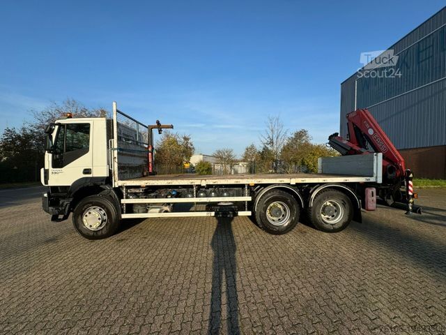 Grue montée sur camion IVECO Trakker AD 260 Fassi F135a