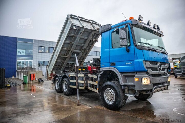 Camion-benne avec grue MERCEDES ACTROS 3344 AK - HMF 1643 Z2