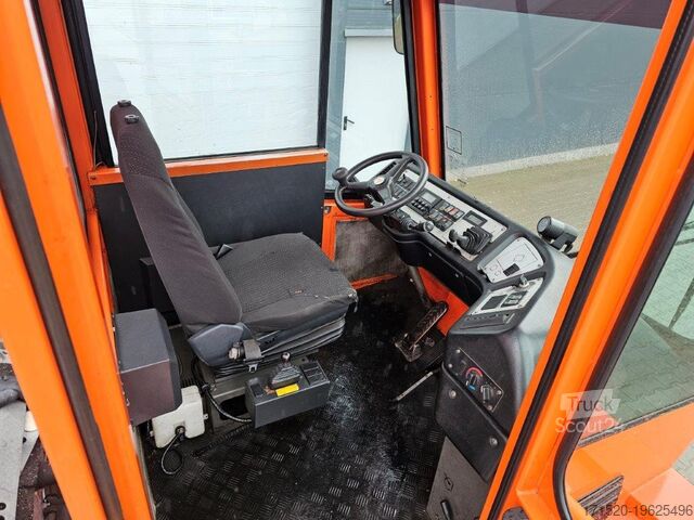 Vlečni traktor Terberg YT182