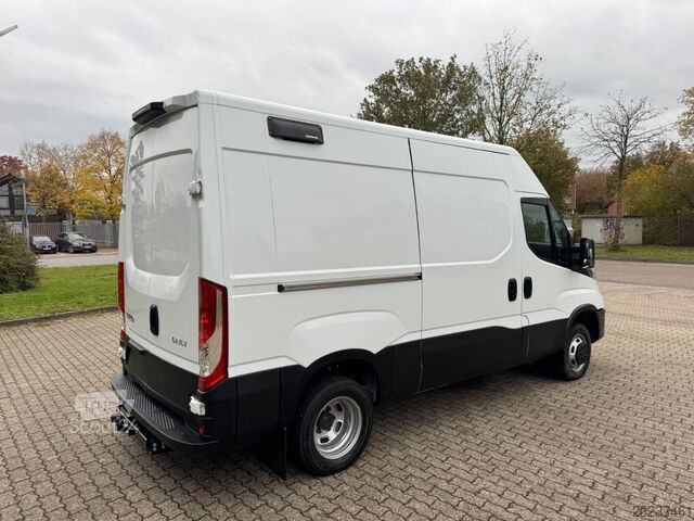 Ван с висока покривка IVECO Daily 50C18 Kastenwagen *Navi*Ahk**