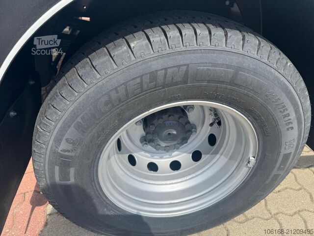 Truck-mounted crane van Iveco Daily 70C18 Kran Hyva Pritsche 5 m