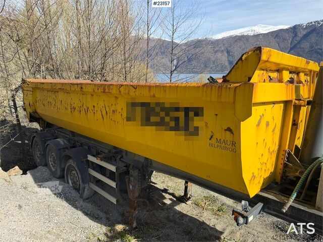 Semiremorcă basculabilă cu 3 axe Maur Bilpåbygg de vânzare ca vehicul pentru reparații Maur Bilpåbygg 3-axle tipping semi-trailer for sale as a repair o