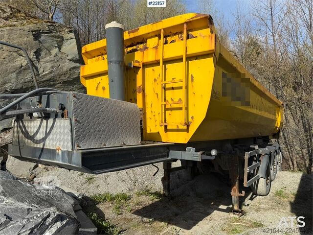 Semiremorcă basculabilă cu 3 axe Maur Bilpåbygg de vânzare ca vehicul pentru reparații Maur Bilpåbygg 3-axle tipping semi-trailer for sale as a repair o