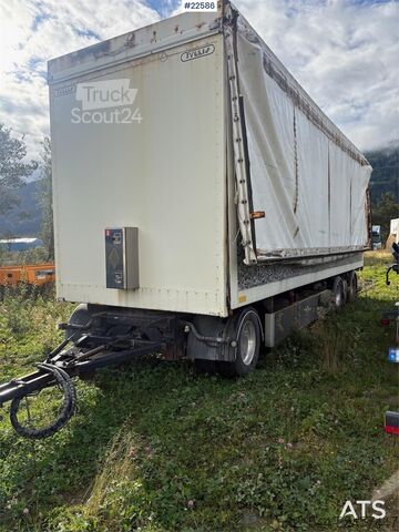 Remorcă Tyllis cu suprastructură pentru așchii și basculantă – laterală hidraulică Tyllis trailer with chip body and tipper – hydraulic side