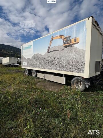 Remorcă Tyllis cu suprastructură pentru așchii și basculantă – laterală hidraulică Tyllis trailer with chip body and tipper – hydraulic side