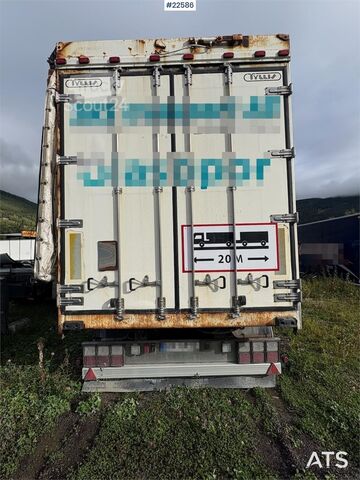 Remorcă Tyllis cu suprastructură pentru așchii și basculantă – laterală hidraulică Tyllis trailer with chip body and tipper – hydraulic side
