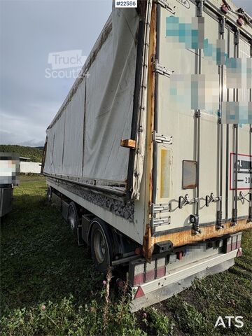 Remorcă Tyllis cu suprastructură pentru așchii și basculantă – laterală hidraulică Tyllis trailer with chip body and tipper – hydraulic side