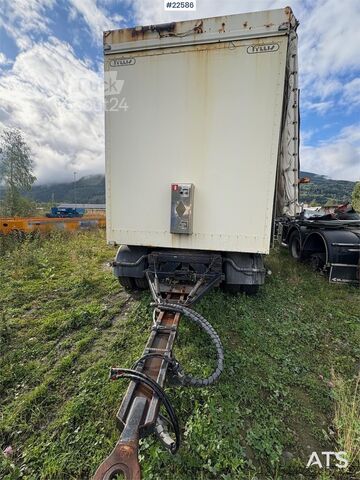 Remorcă Tyllis cu suprastructură pentru așchii și basculantă – laterală hidraulică Tyllis trailer with chip body and tipper – hydraulic side