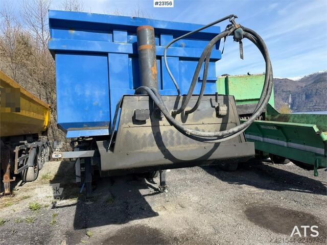 Suprastructură Maur, semiremorcă basculantă cu 3 axe de vânzare pentru reparații Maur Bilpåbygg 3 axles and tipping semi-trailer for sale as a rep