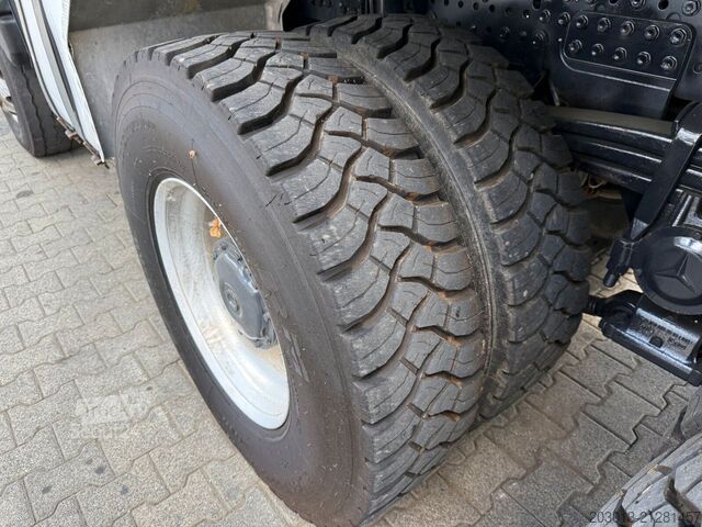 Háromirányú billenő teherautó MERCEDES-BENZ Arocs 4145 8X6 Kipper Schwarzmüller