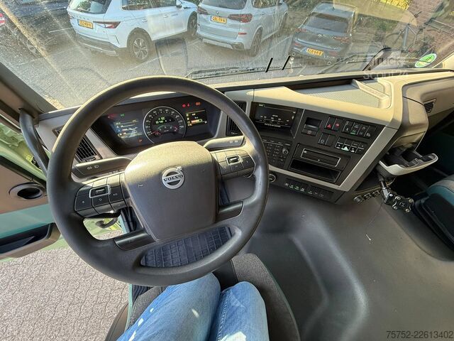 Volvo FM 420 6X2 8.1M Koffer Stuuras