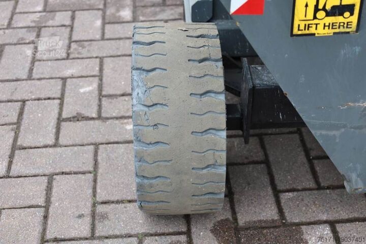 Ножичний підйомник Holland Lift Ecostar HL-11812 Electric, 14m Working Height, 300