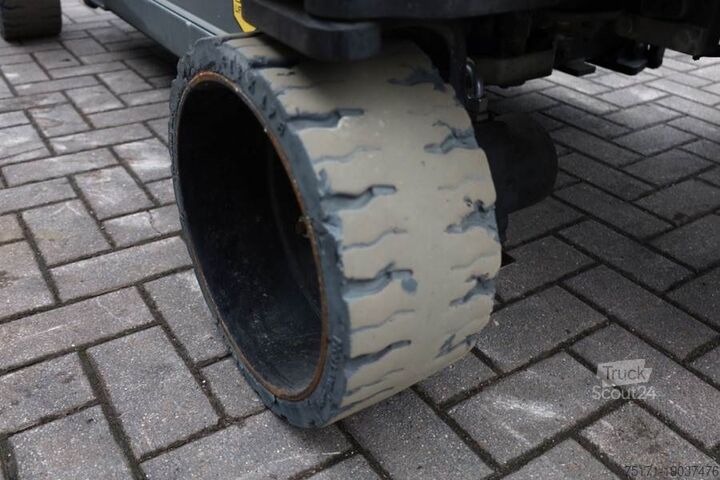 Scissor lift Holland Lift Ecostar HL-7814 Electric, 10m Working Height, 450k