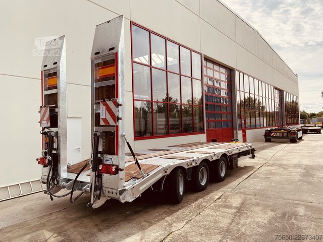 Lågbyggd trailer Möslein TT 31  31 t GG Tridem- Tieflader 3 Achs, gelenktNeufahrzeug