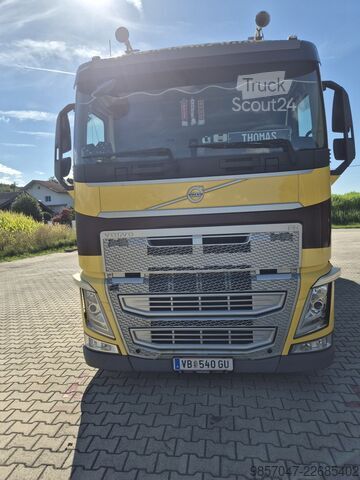 Nákladné auto s plochou korbou a plachtou Volvo FH 420