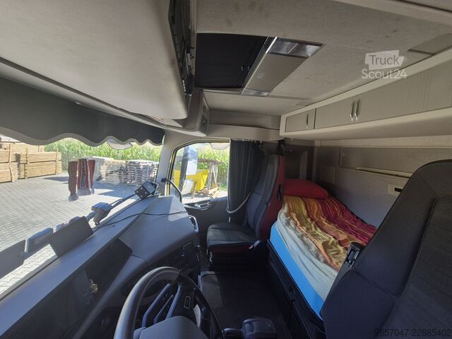 Nákladné auto s plochou korbou a plachtou Volvo FH 420