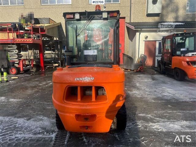 Carretilla elevadora Doosan D55C-5 forklift 5.5 tons w/ 4.5 meter lift height
