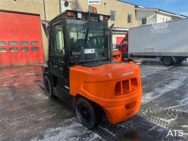 Carretilla elevadora Doosan D55C-5 forklift 5.5 tons w/ 4.5 meter lift height