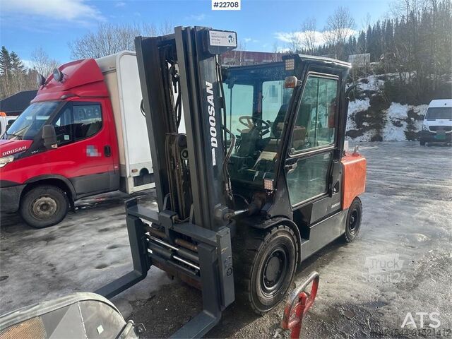 Carretilla elevadora Doosan D55SC-7 truck w/ Deluxe cabin