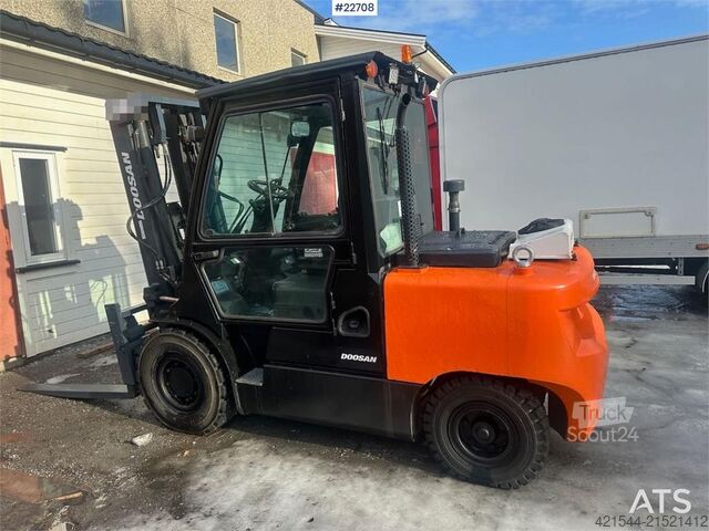 Carretilla elevadora Doosan D55SC-7 truck w/ Deluxe cabin