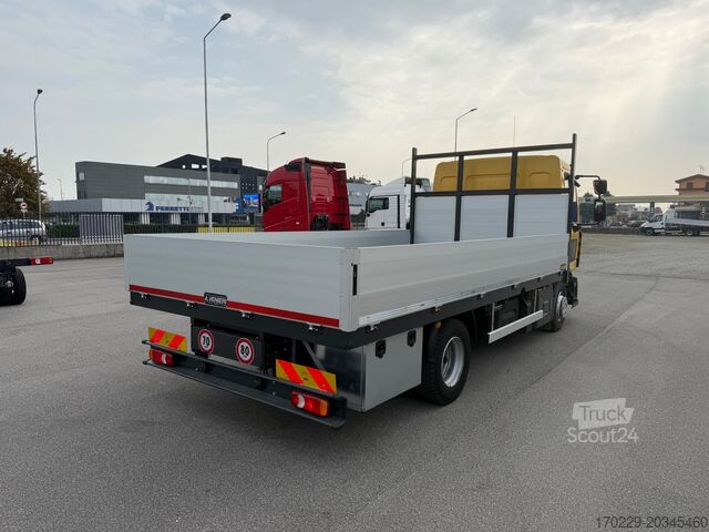 Camion à carrosserie fixe Renault d 12