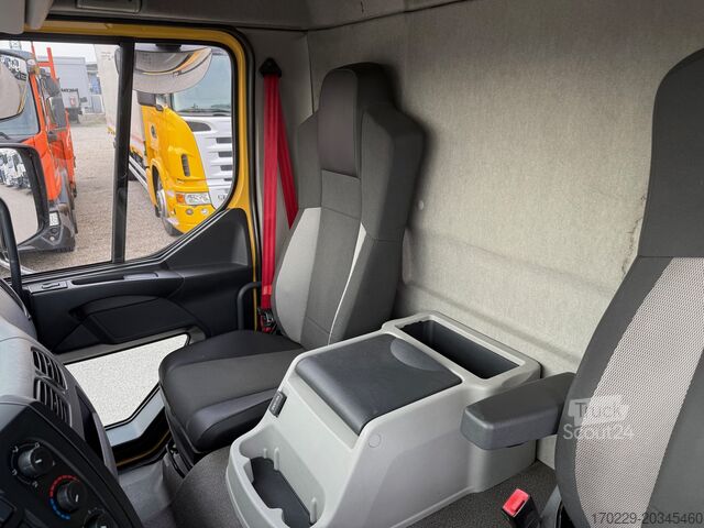 Camion à carrosserie fixe Renault d 12