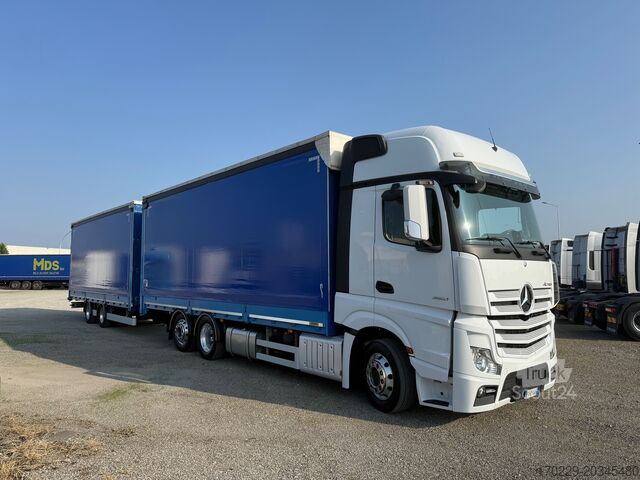 φορτηγό με επίπεδη επιφάνεια και μουσαμά Mercedes-Benz actros 2551
