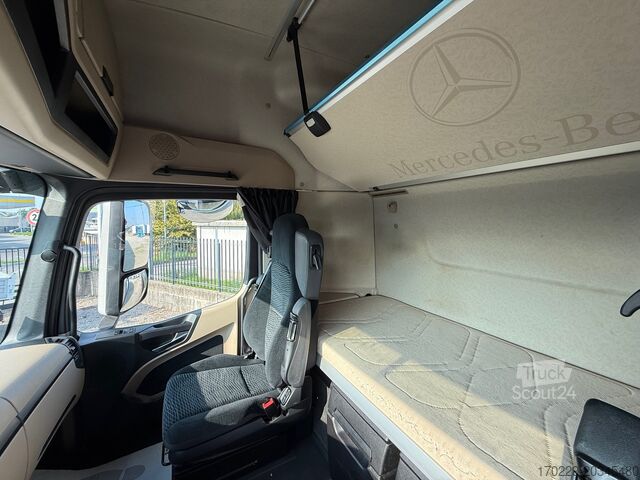 φορτηγό με επίπεδη επιφάνεια και μουσαμά Mercedes-Benz actros 2551