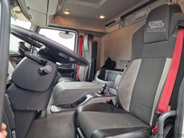 Suitcase Renault D 320 4x2 - Box with sidedoors - Zepro loadlift...