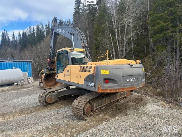 Raupenbagger Volvo EC240CL crawler excavator w/ two buckets and power