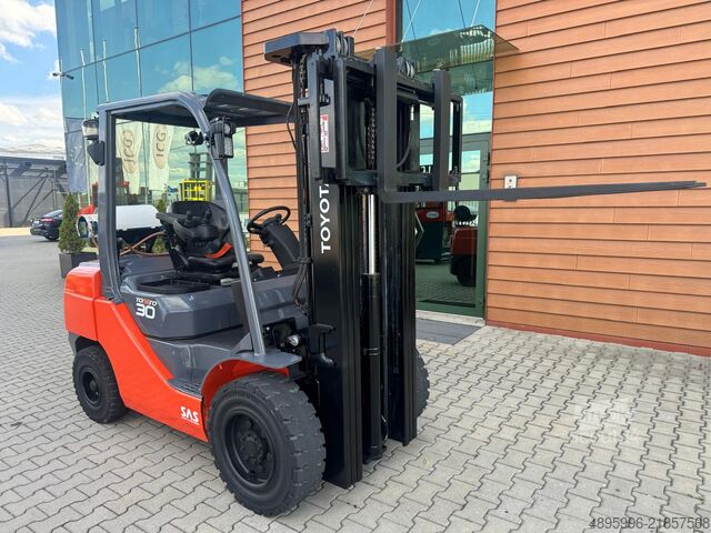 رافعة شوكية Toyota 06-8FGF30 / Triplex / 2021 year