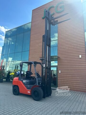 رافعة شوكية Toyota 06-8FGF30 / Triplex / 2021 year