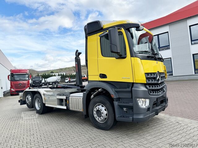 Camion benne à bras amovible Mercedes-Benz Arocs 2642 L 6x2 Arocs 2642 L 6x2/42, Liftachse, Hiab 21S56 bis 6.5m Container