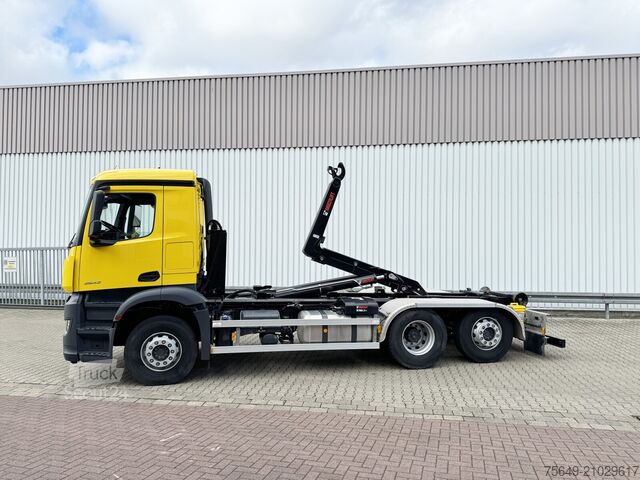 Camion benne à bras amovible Mercedes-Benz Arocs 2642 L 6x2 Arocs 2642 L 6x2/42, Liftachse, Hiab 21S56 bis 6.5m Container