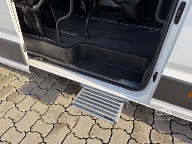 Miniautocarro VOLKSWAGEN Crafter 17-Sitzer + 5 Stehplätze, neues Modell