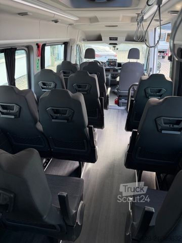 Miniautocarro VOLKSWAGEN Crafter 17-Sitzer + 5 Stehplätze, neues Modell