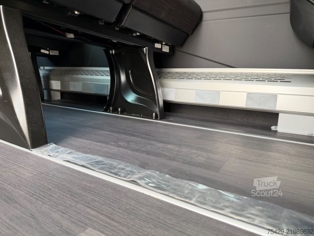 Miniautocarro VOLKSWAGEN Crafter 17-Sitzer + 5 Stehplätze, neues Modell