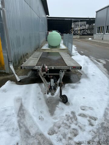 Transportor auto. Platformă basculabilă de 2500 kg cu rampe Humbaur Kfz Transporter HFK 250