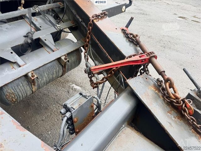 Remorcă cu trei axe Maur – necesită reparații Maur Triple-Axle Trailer – Needs Repair