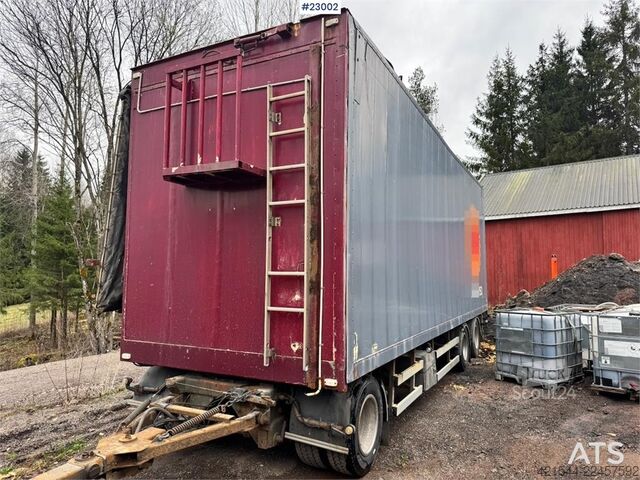 Remorcă pentru rumeguș Tyllis cu acoperiș hidraulic. Tyllis wood chip trailer with hydraulic roof.